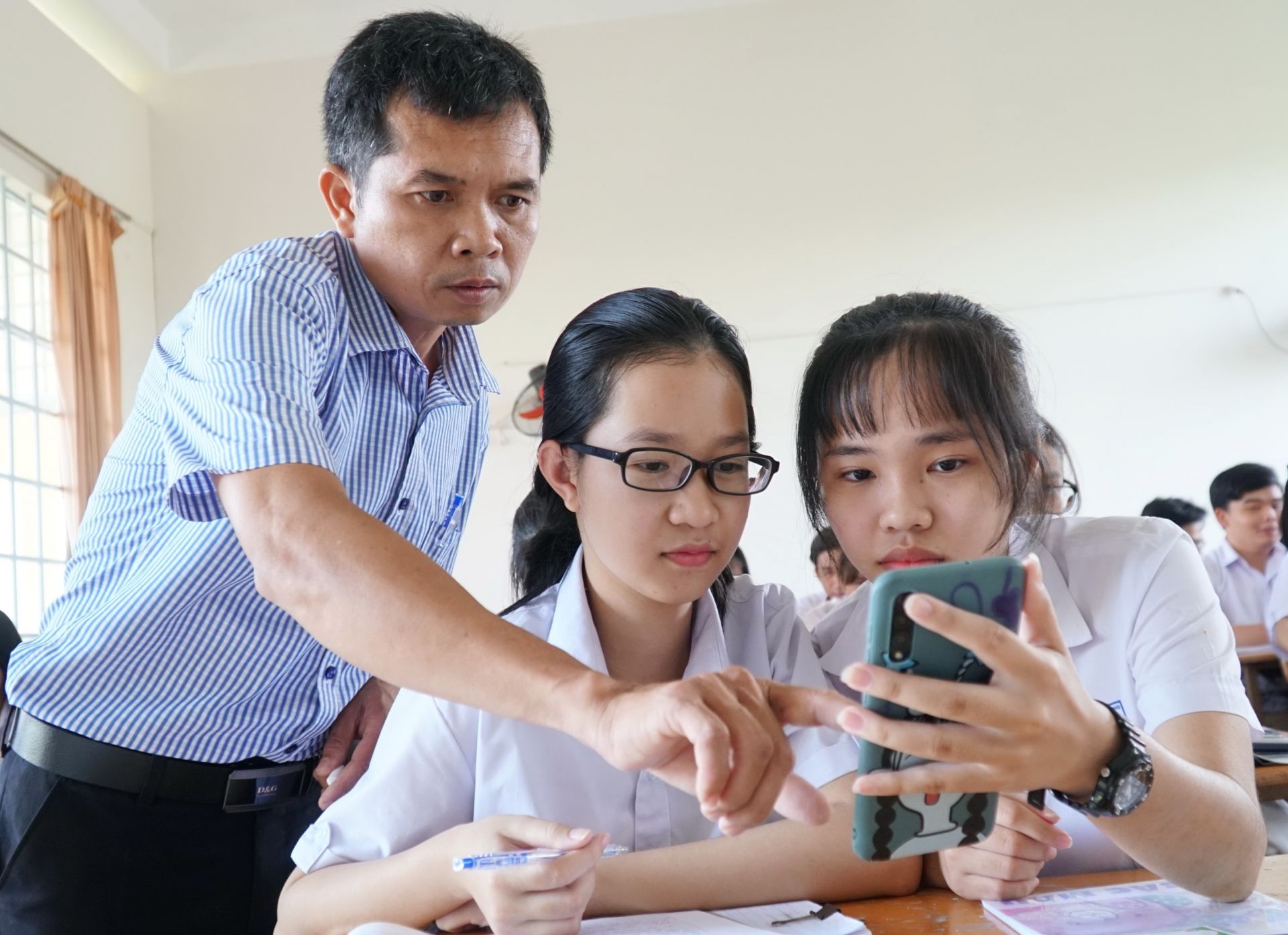 Cấm sử dụng điện thoại trong lớp với học sinh Hà Nội